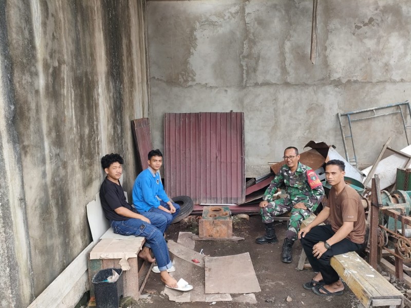 Sertu Ichlas Manalu Jalin Komsos di Kampung Pancasila: Babinsa Hadir, Warga Terayomi