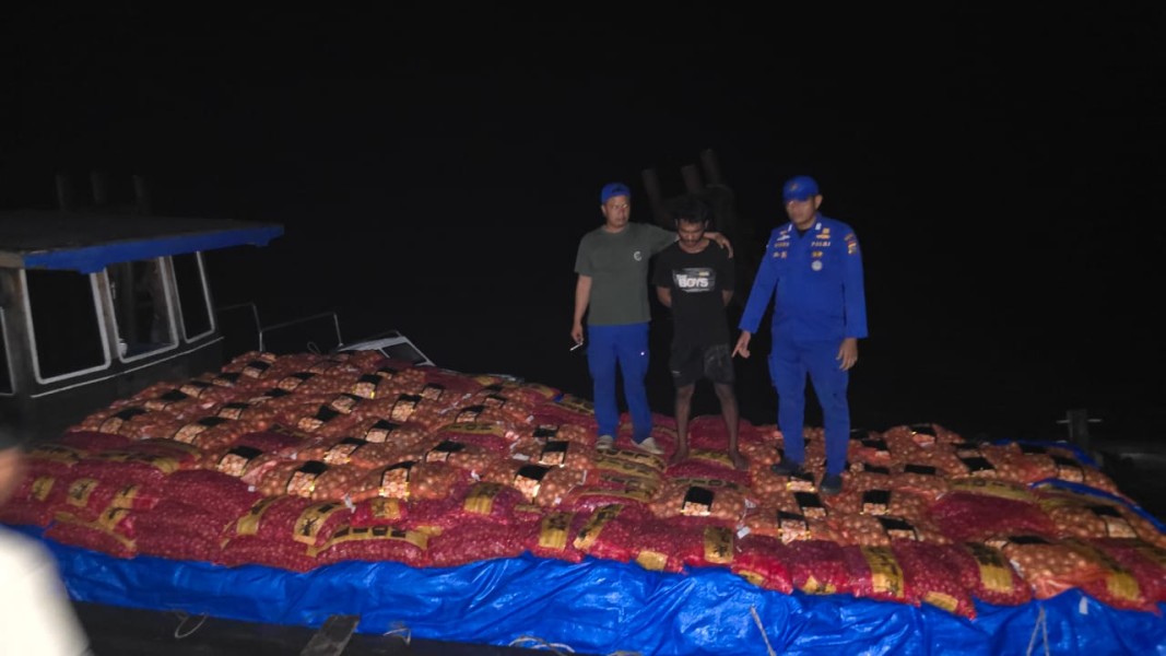 Sat Pol Airud Polres Pelalawan, Berhasil Menggagalkan Kapal yang Membawa Bawang Ilegal Seberat 19,5 Ton