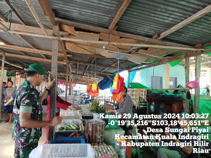 Babinsa Koramil 04/Kuindra Himbau Pedagang Untuk Berhati-hati Dalam Bertransaksi Jual Beli
