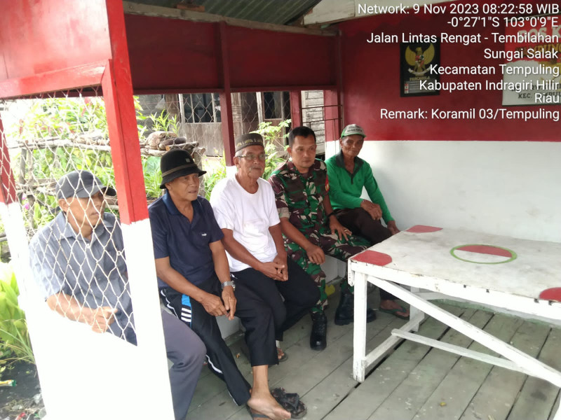 Lakukan Komsos, Babinsa 03/Tpl Sertu Mistar Sambangi Warga di Pos Ronda Kampung Pancasila