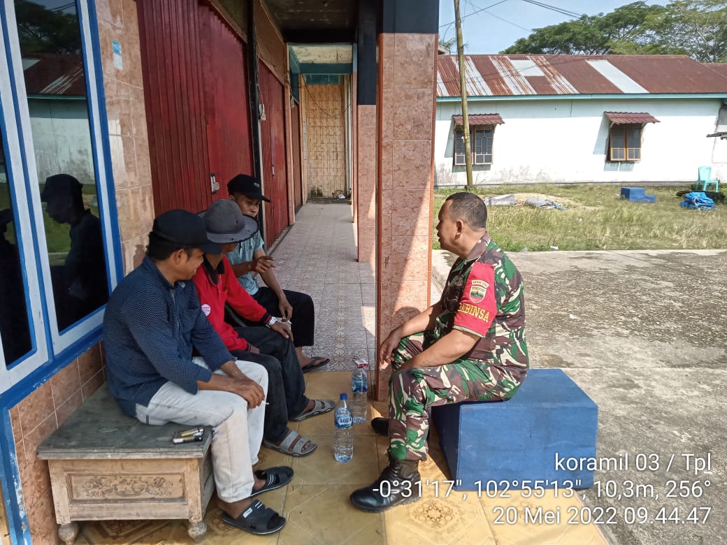 Sambangi Ketua RW 003 Sungai Gantang, Babinsa 03/Tempuling Berikan Himbauan Kamtibmas dan Prokes