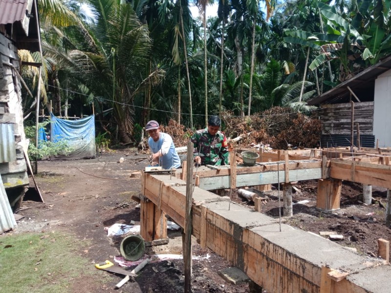 Dalam Rangka TMMD Angggota Kodim 0314/Inhil Berjibaku Membuat Rumah RTLH  Bersama Masyarat