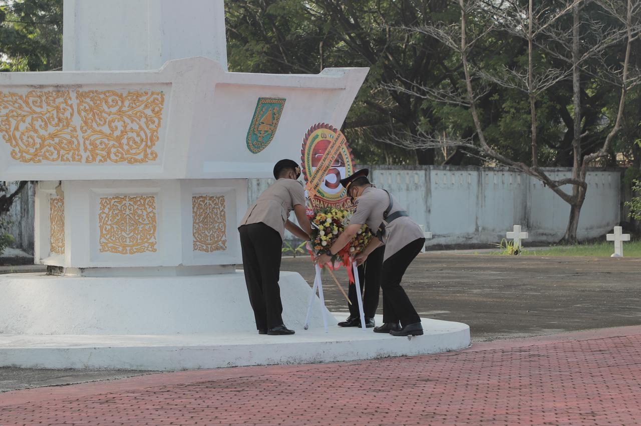 Sambut Hari Bhayangkara ke-75, Kapolda Pimpin Ziarah dan Tabur Bunga Di TMP