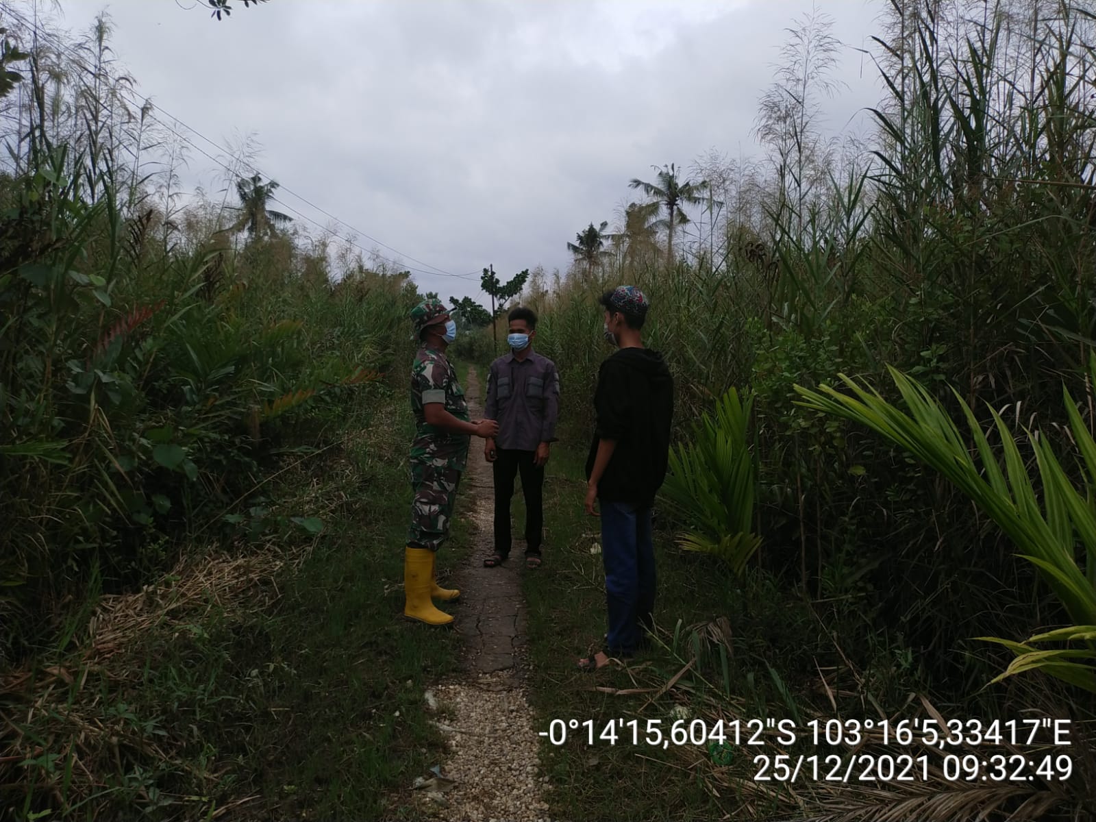 Babinsa TNI Koramil 12 Batang Tuaka Gelar Patroli Kebakaran Lahan Persuasif