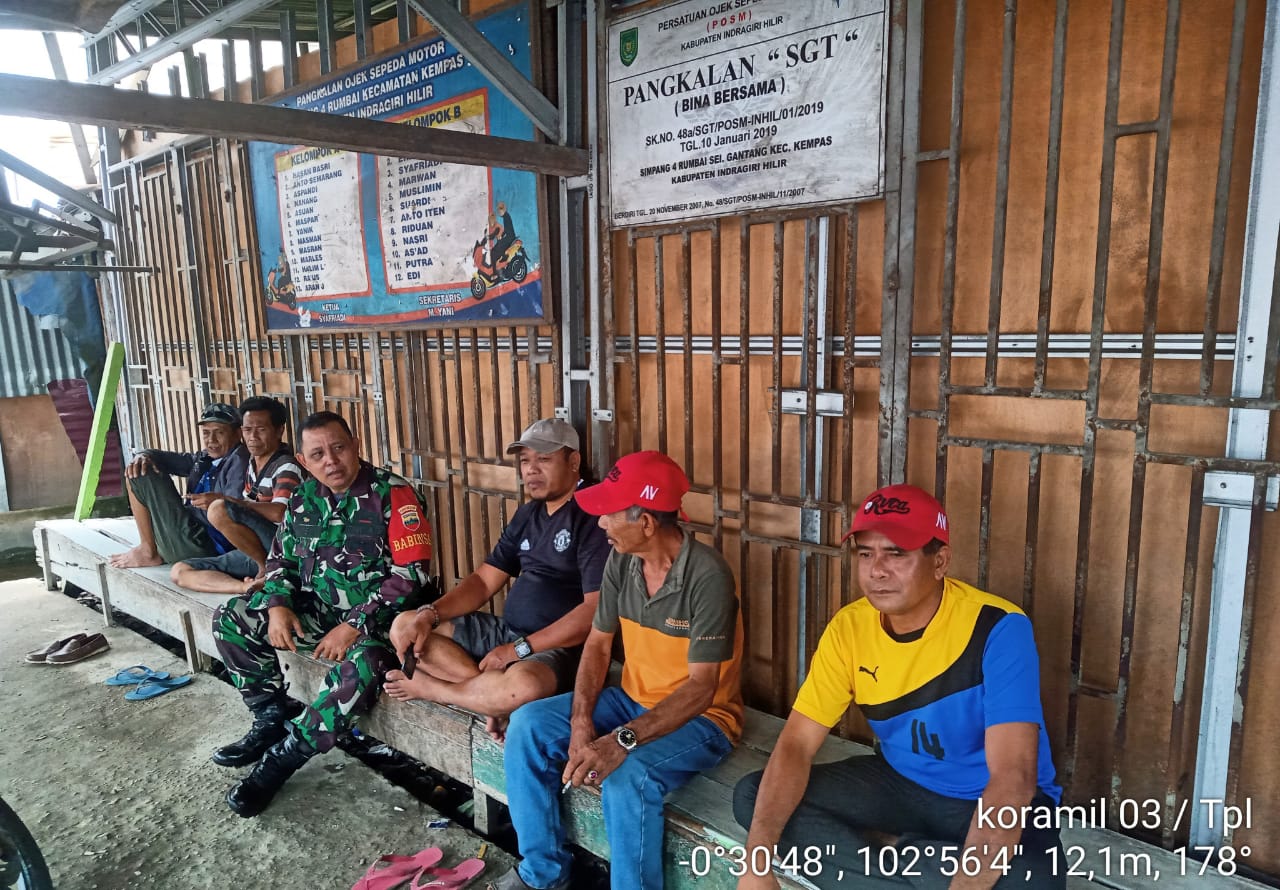 Babinsa 03/TPL Komsos Bersama Tukang Ojek Sungai Gantang