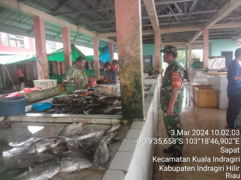 Bersama Pedagang, Babinsa Koramil 04/Kuindra Terus Lakukan Pemantauan Harga Yang Relatif Normal