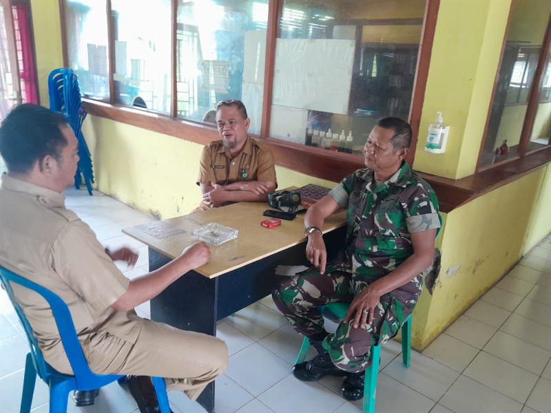 Bersama Camat dan Staf Kecamatan, Danramil 07/Reteh Tingkatkan Komunikasi Sosial Di Daerah