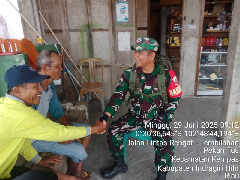 Babinsa Serda Riko Saputra Jalin Komsos dengan Kepala Dusun, Wujudkan Hubungan Harmonis di Dusun Kelapa Gading