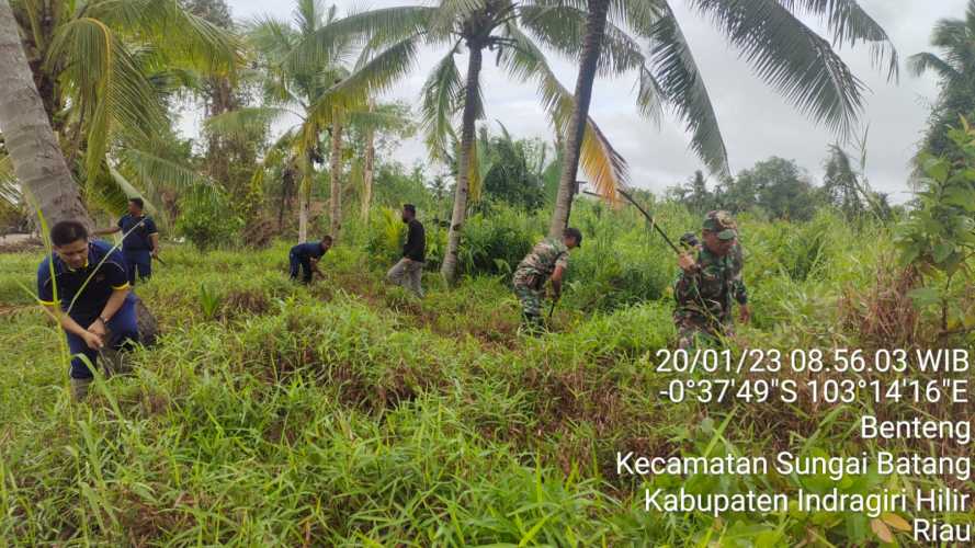 Sabtu Bersih, Danramil 07/Reteh Laksanakan Gotong Royong di Wilayah
