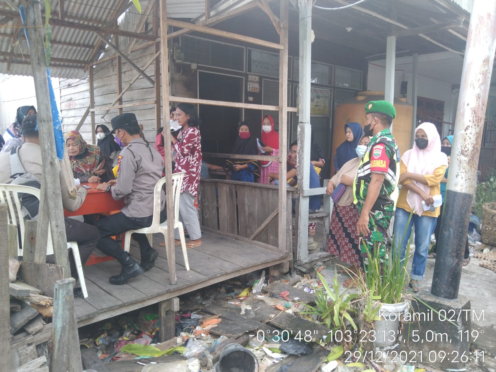 Babinsa Tanah Merah Rutin Tegakkan Protkes Bersama Aparat Terkait