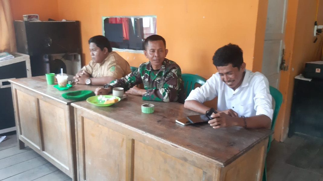 Bersama Kadus, Koramil 07/Reteh Berikan Himbauan Terkait Narkoba Kepada Masyarakat Setempat