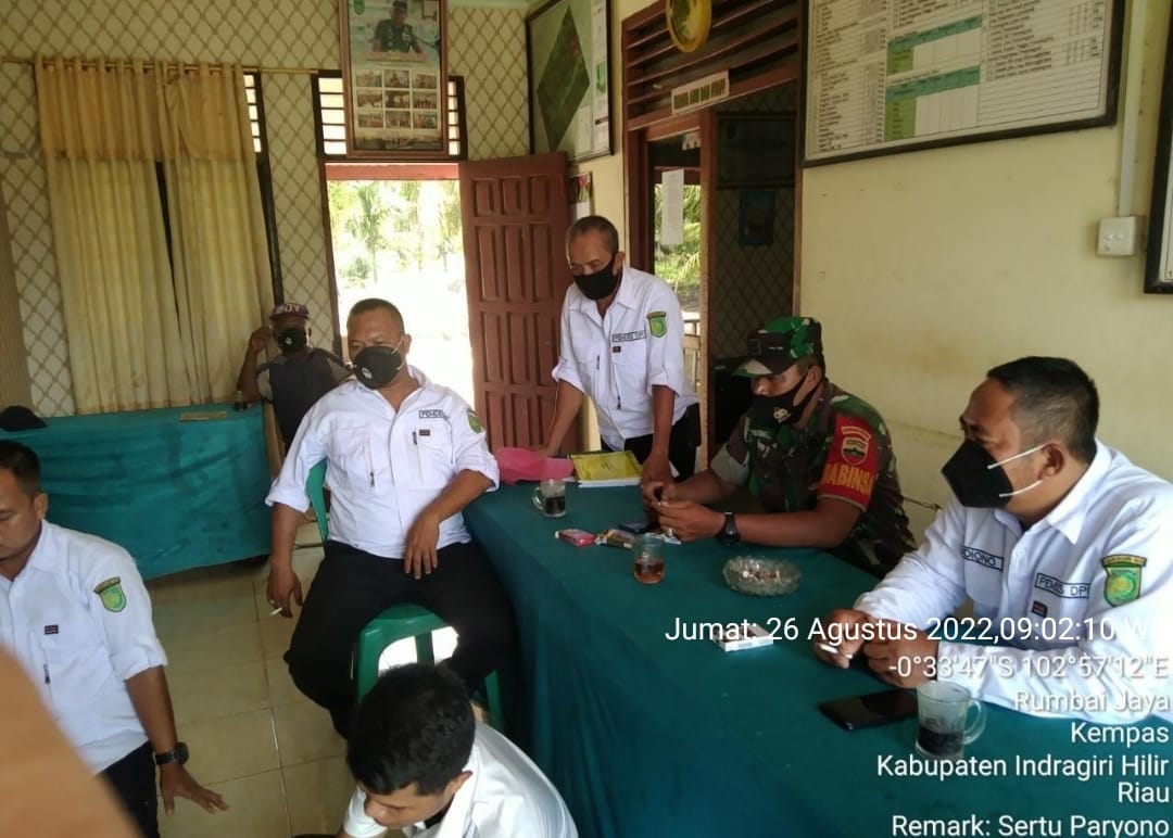 Keakraban Dengan Warga, Babinsa 03/Tempuling Sertu Paryono Lakukan Komsos Di Wilayah Desa Binaan