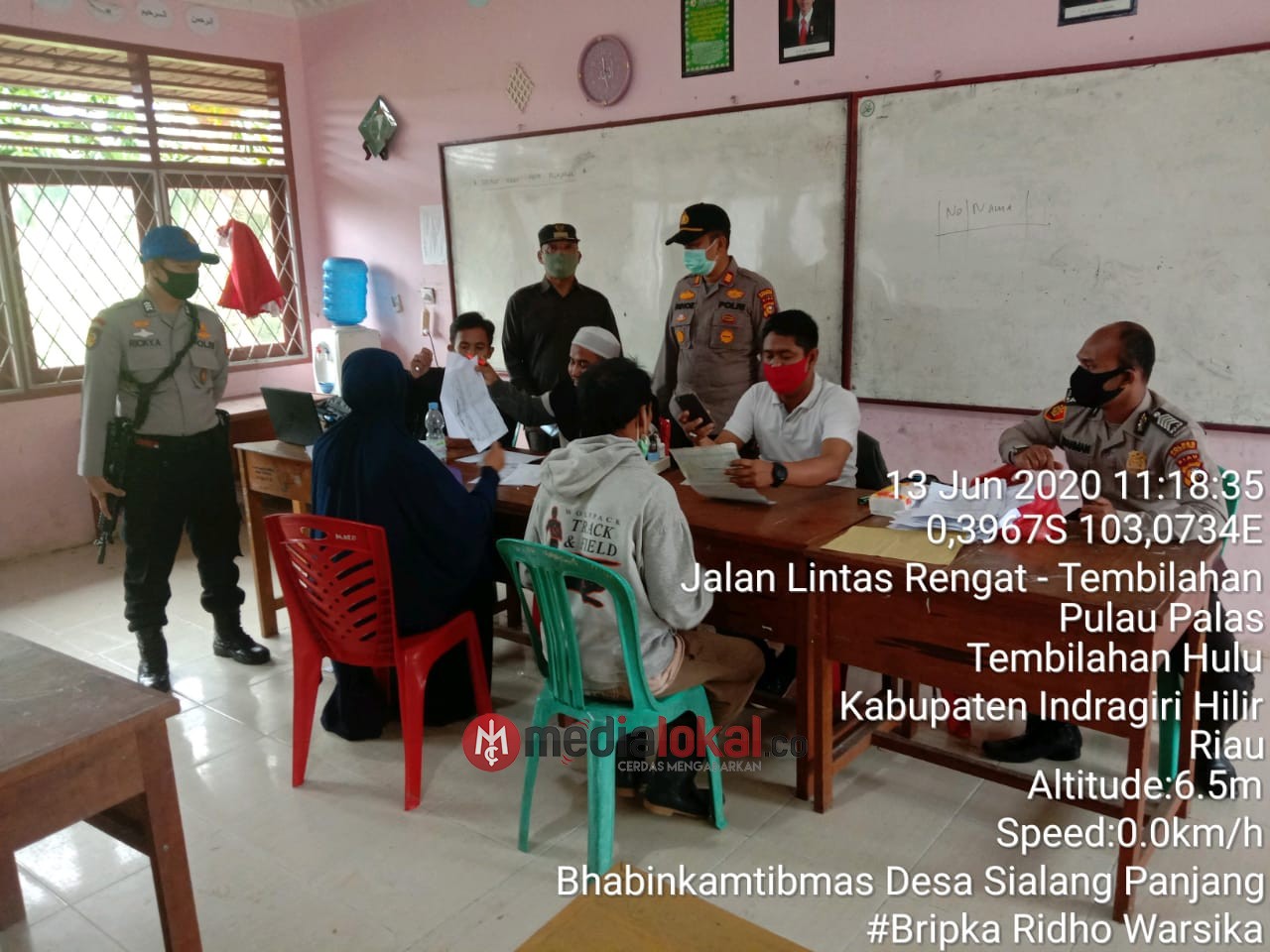 Polsek Tembilahan Hulu Kawal Penyaluran BST Tahap II untuk Warga Tembilahan Hulu