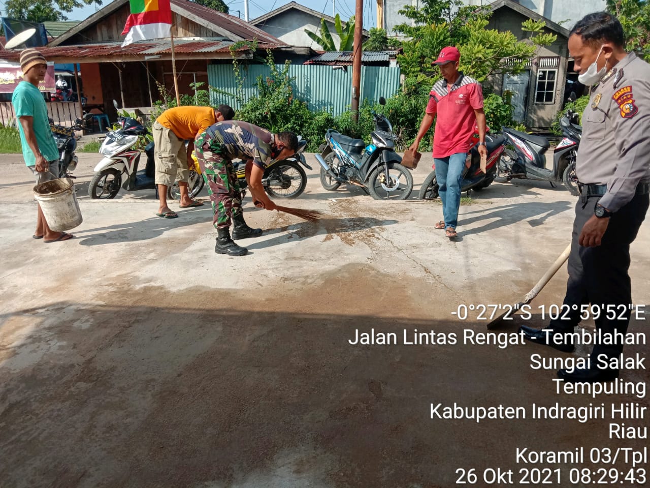 Sambut Peringatan Maulid Nabi, Babinsa 03/Tempuling Goro Bersama Warga Bersihkan Halaman Mushola