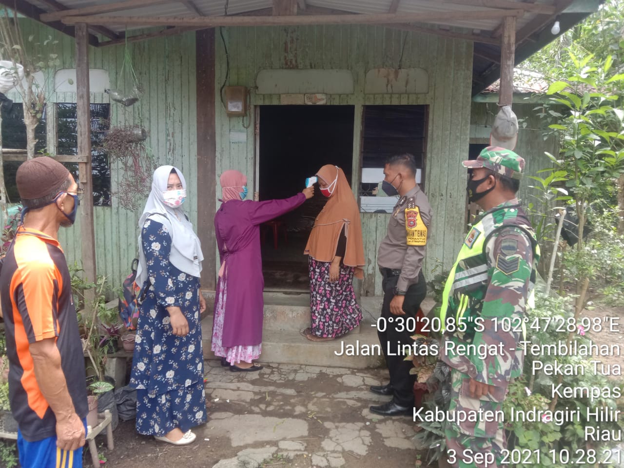 Babinsa dan Bhabinkamtibmas Dampingi Nakes Puskesmas Kempas Lakukan Tracing Pasien Covid-19