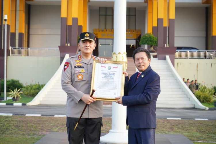 Terima 2 Penghargaan ‘PRESISI AWARD dari LEMPKAPI, Kapolda Riau Irjen Moh Iqbal : Ini Motivasi Sekaligus Vitamin yang Sangat Luar Biasa