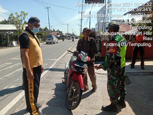 Penegakan Prokes di Jalan Raya Terus Aktif dan Rutin Dilakukan Babinsa 03/Tempuling dan Satgas