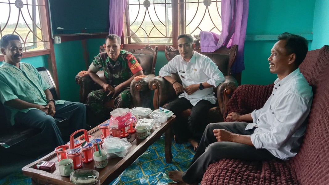 Babinsa Koramil 07/Reteh Terus Jalin Silaturahmi Melalui Komsos