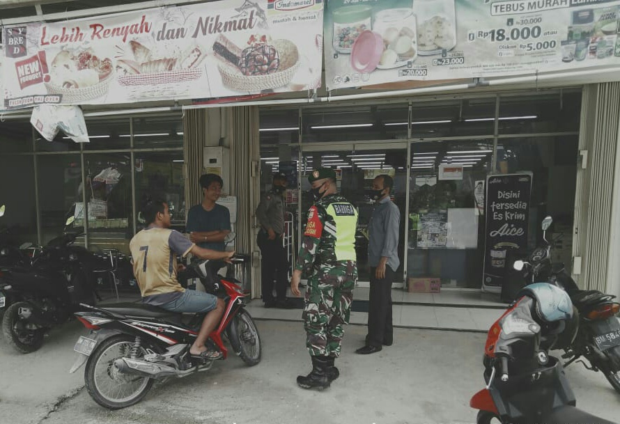 TNI-Polri Melakukan Penertipan Pemakaian Masker dan Cuci Tangan di Swalayan Indomaret