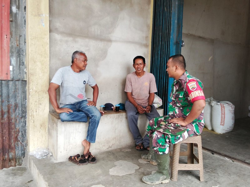 Harmonisasi Hubungan dengan Warga Di wilayah Binaan, Babinsa Koramil 07/Reteh Rutin Lakukan Komsos