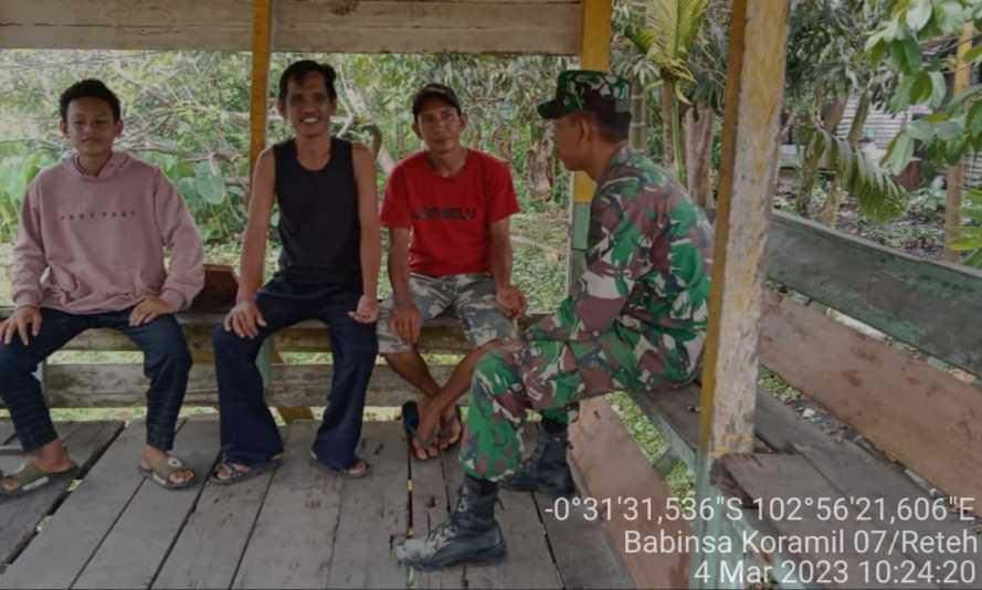 Koramil 07/Reteh Lakukan Komsos Terkait Sosialisasi Karlahut