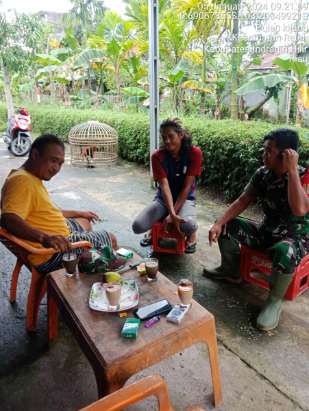 Bersama Warga, Koramil 07/Reteh Rutin Jalankan Komsos Di Desa Binaan