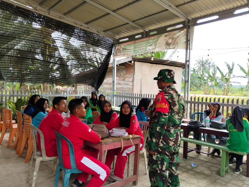 Babinsa 03/Tpl Komsos dengan Pelajar Beri Arahan Tentang Kedisiplinan Di Sekolah
