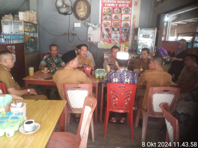 Dengan Komsos, Danramil 07/Reteh Kapten Arh Budi Sandoro Bersama Perangkat Forkopimcam Siap Sukseskan Pilkada Damai