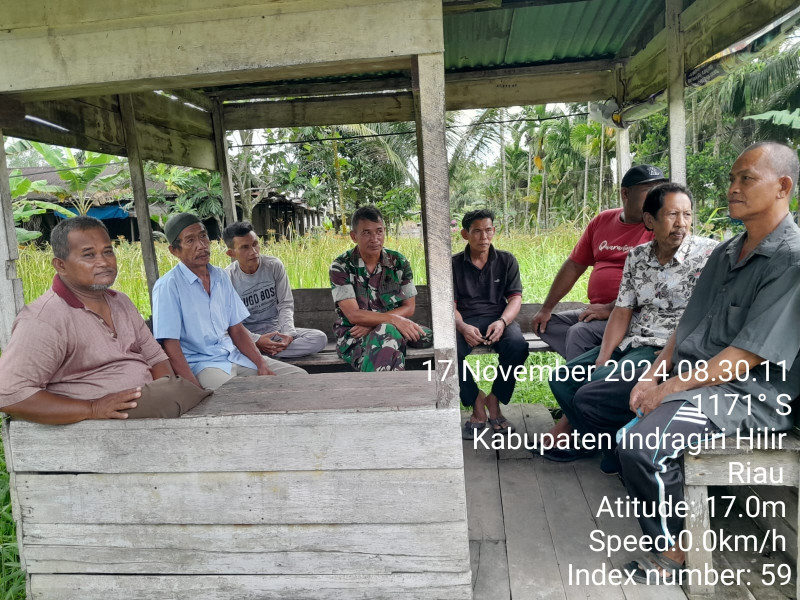 Dengan Komsos, Babinsa Pelda Nofiandi Jaga Kebersamaan dan Kedekatan