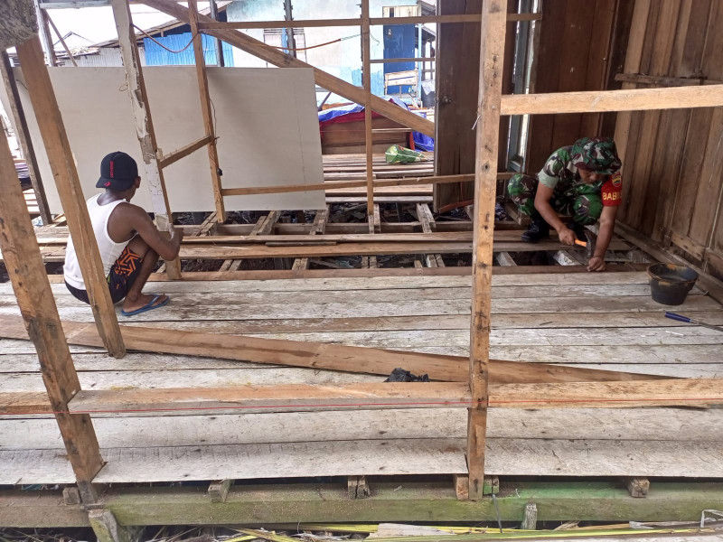 Babinsa Koramil 04/Kdr Melanjutkan Bedah Rumah Tidak Layak Huni (RTLH) Di Desa Perigi Raja Kecamatan Kuindra