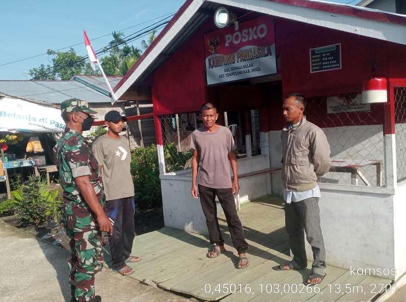 Babinsa Koramil 03/Tempuling Rutin Lakukan Komsos Bersama Warga Kampung Pancasila