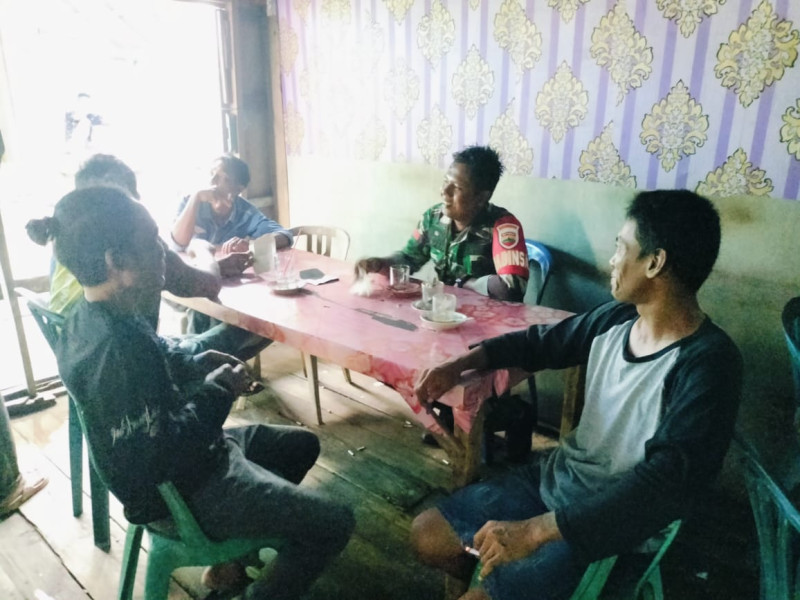 Ciptakan Kerukunan Hidup Bersama Babinsa Koramil 04/Kuindra Melalui Komsos