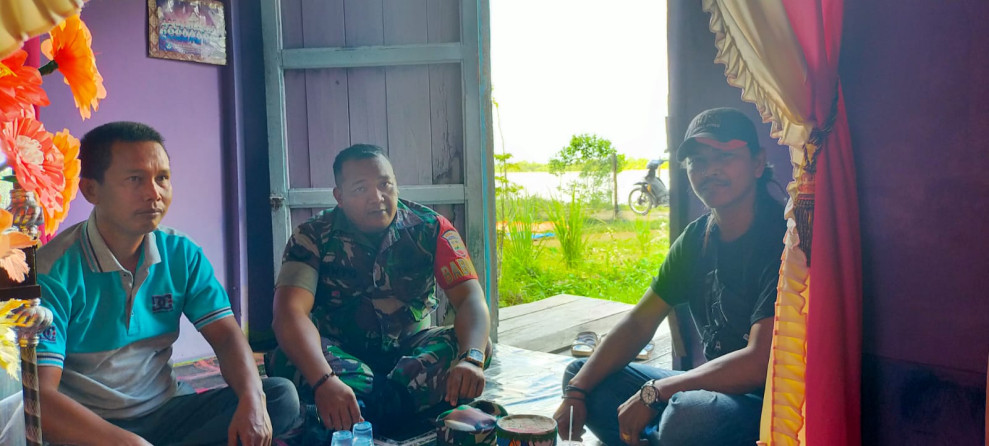Ciptakan Kedekatan Dengan Warga, Babinsa Koramil 03/Tpl Terus Jalin Silaturahmi Antar Sesama