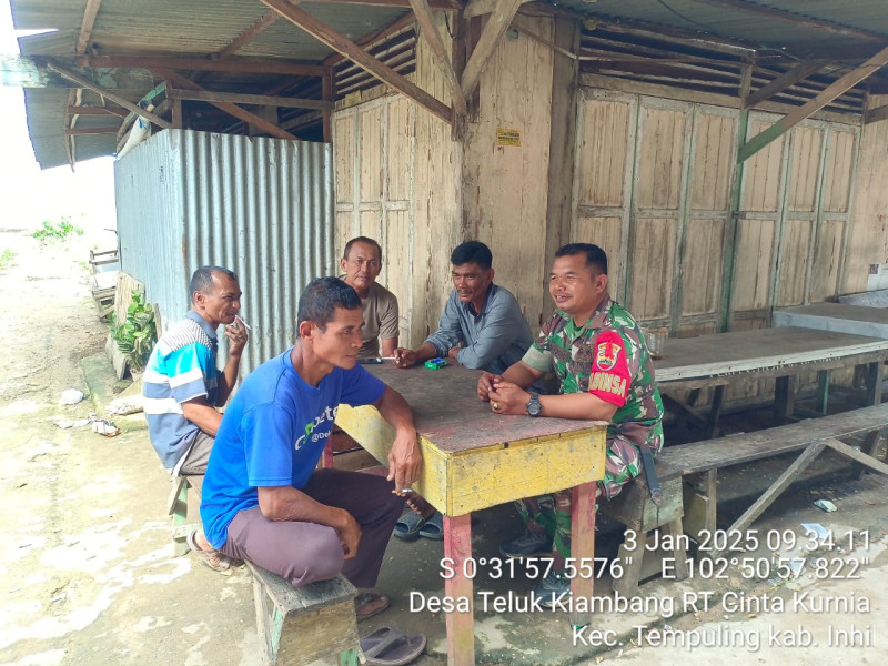 Sambil Patroli Keliling Desa, Babinsa Koramil 03/Tpl Serka N. Sipayung Lakukan Komsos Dengan Warga