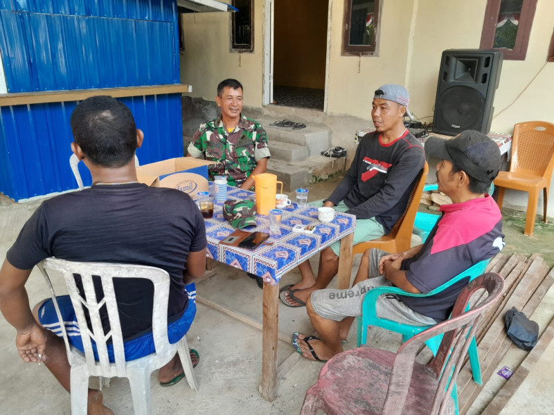 Babinsa Pelda Nofiandi Jalin Kedekatan dan Kekompakan di Binaan Dengan Warga
