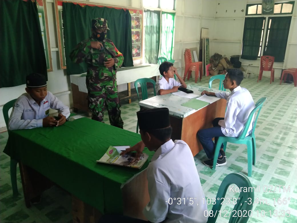 Terus Berbuat Walau di Tengah Pandemi, Babinsa Koramil 02/Tanah Merah 'Berkibar' di Sungai Laut