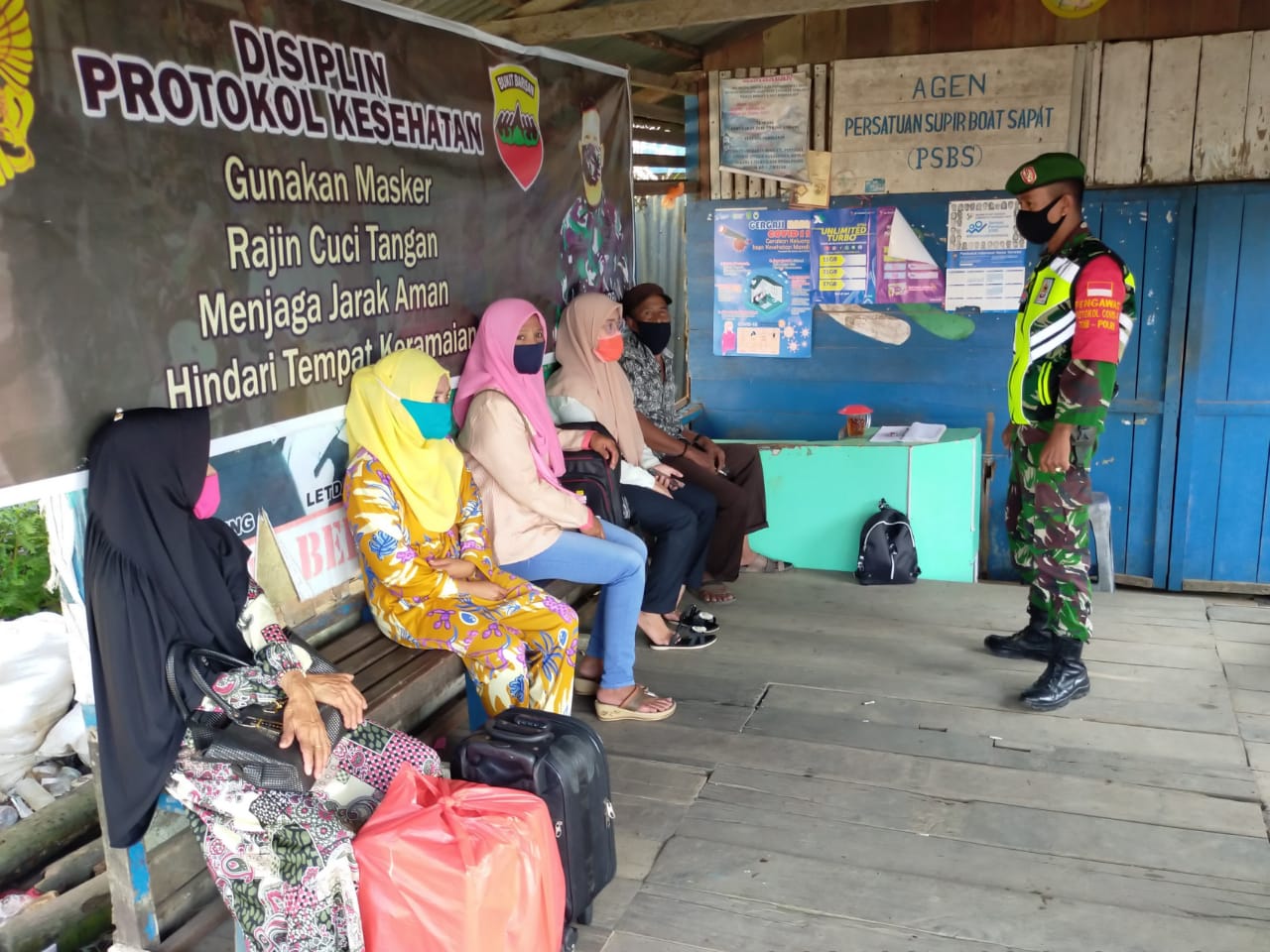 Babinsa 04/Kuindra Himbau Penumpang Speed Boat untuk Tetap Patuhi Protkes