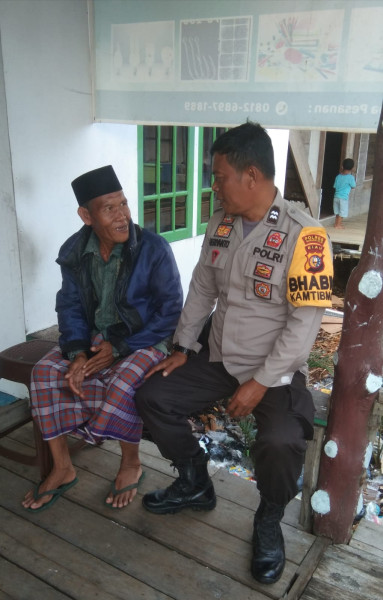 Penyampaian Pesan Kamtibmas, Bhabinkamtibmas Desa Teluk Merbau Aiptu Heriyanto Melaksanakan Sambang Warga