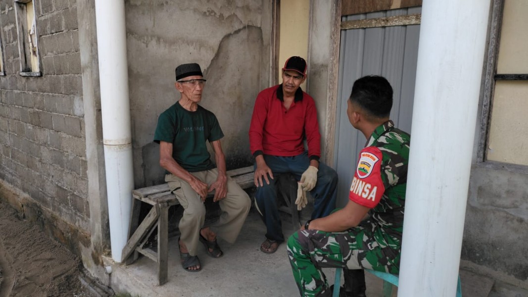 Tingkatkan Silaturahmi, Babinsa Sertu Rudi Simanjuntak, Komsos dengan Masyarakat di Kampung Pancasila