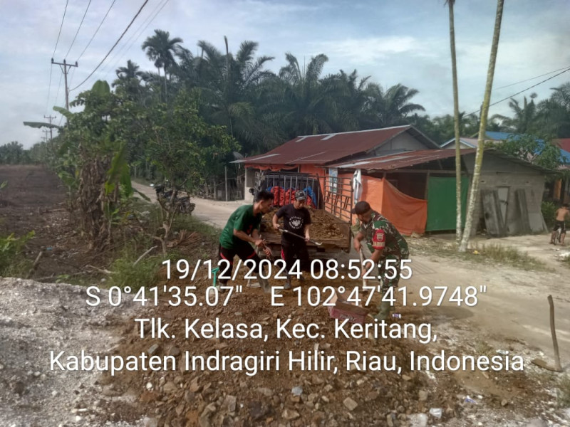 Rutin, Babinsa Koramil 09/Kemuning Komsos di Teluk Kelasa