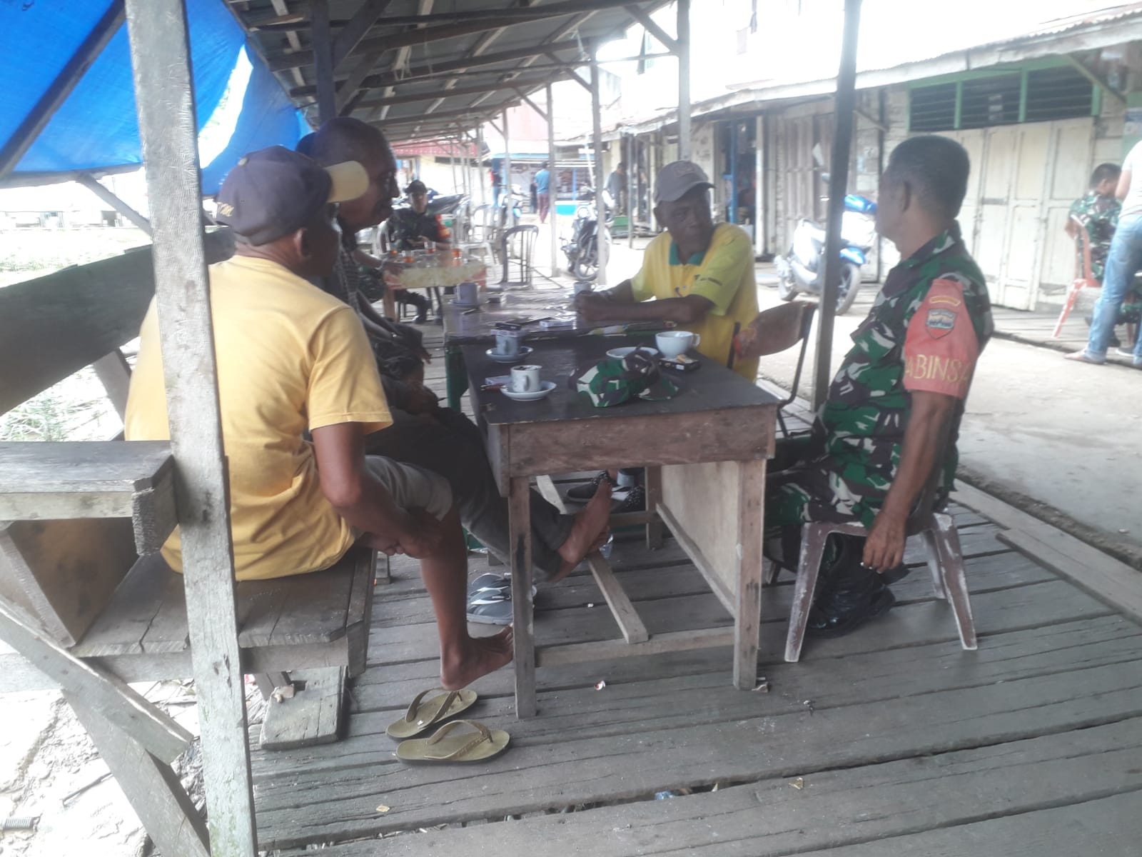 Babinsa Koramil 04/Kuindra Himbau Warga Tetap Jaga Keamanan Kerja