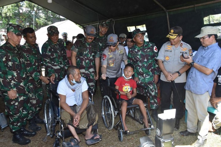 TNI Kirim 100 Tenda, 200 Kursi Roda dan 200 Kruk ke Lombok
