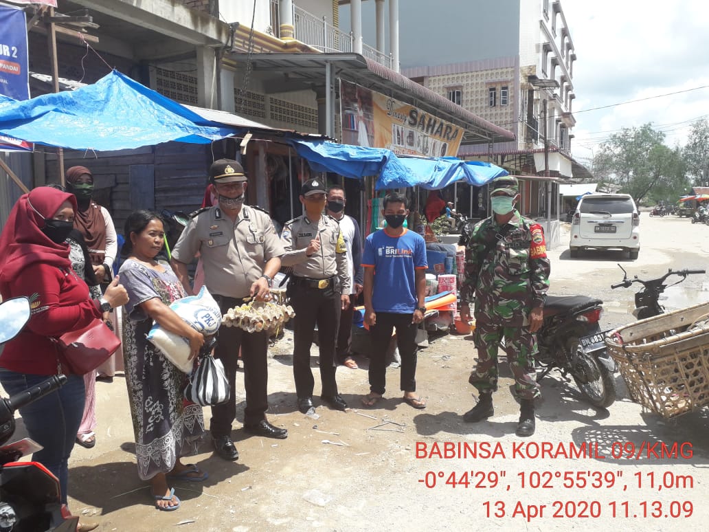 Bersama Polsek Keritang, Babinsa Kotabaru Seberida Bantu Penyaluran Bantuan Sembako Dinsos Inhil Bersama Polsek Keritang, Babinsa Kotabaru Seberida Bantu Penyaluran Bantuan Sembako Dinsos Inhil