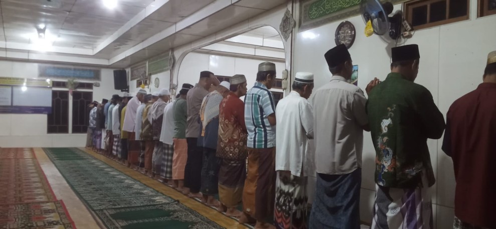Rutin Laksanakan Subuh Keliling, Bhabinkamtibmas Polsek Enok Berikan Himbauan Kamtibmas