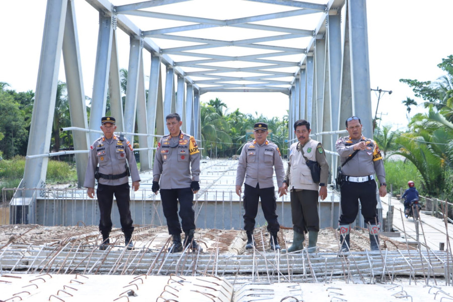 Respon Aduan Masyarakat, Kapolres Inhil Tinjau Pengerjaan Jalan dan Jembatan di Reteh