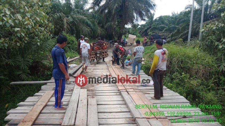 Babinsa Desa Sekayan Ajak Masyarakat Goro Rehabilitasi Jembatan