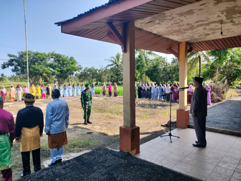 Babinsa Serka Yadi Yanto Bersama Perangkat Kelurahan Ikuti Upacara Dalam Peringatan Hari Pahlawan