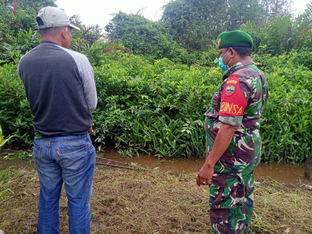 Patroli dan Sosialisasi Karhutla oleh Babinsa Koramil 04/Kuindra