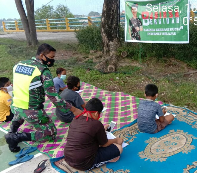 Babinsa Kampung Benteng Hulu Koramil 03/Siak Dampingi Anak Warga Kurang Mampu Belajar Daring