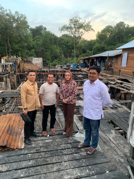 Anggota DPR RI Komisi XII Iyeth Bustami Salurkan Donasi Bagi Korban Kebakaran Bukit Batu